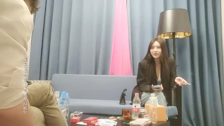 28大眼美女