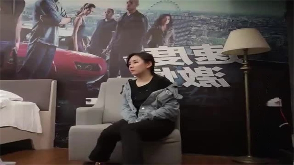 牛仔外套妹子沙发湿扣！骚穴淫水狂喷，欲求不满主动求操