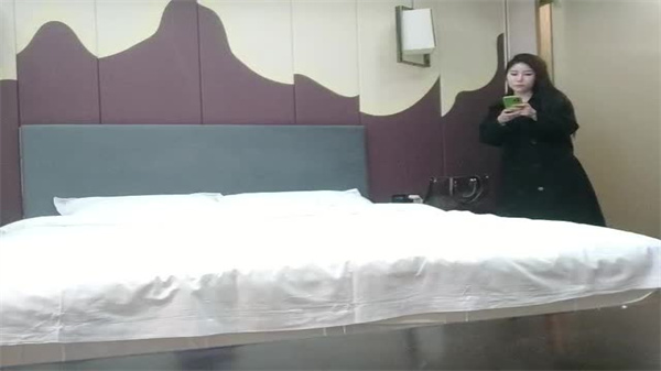 探花一哥狂操23岁四川极品新人！清纯娇嫩被巨屌插爆内射