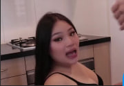 厨房人妻边做饭边发骚！巨乳母狗做饭中途忍不住跪地深喉 渴肉棒急插入猛操流水