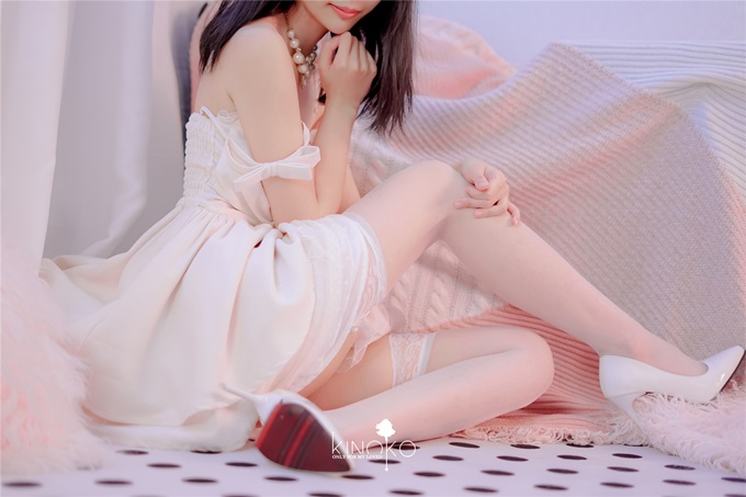 【最新极品流出】超爆网红美少女【铃木美咲】大尺度淫乱新作 弟弟手啪被发现姐姐帮解决 魅惑白丝篇