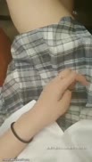 (02年小学妹)清纯萌妹网吧自慰口交，再回家啪啪